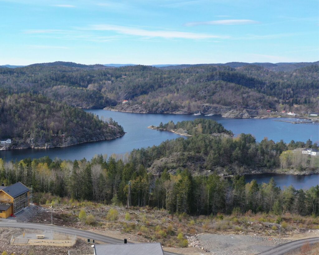 Dronebilde av Solvik Terrasse med utsikt mot Sørfjorden i Risør